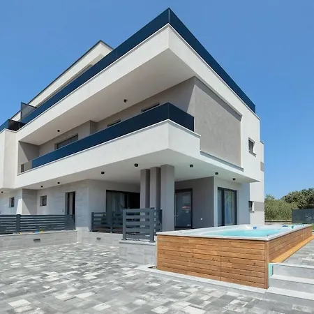 In With Swimming Pool Villa Pula