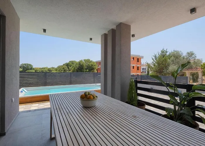 Villa In With Swimming Pool