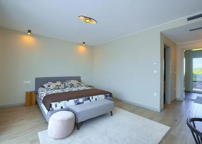 Villa In With Swimming Pool Pula