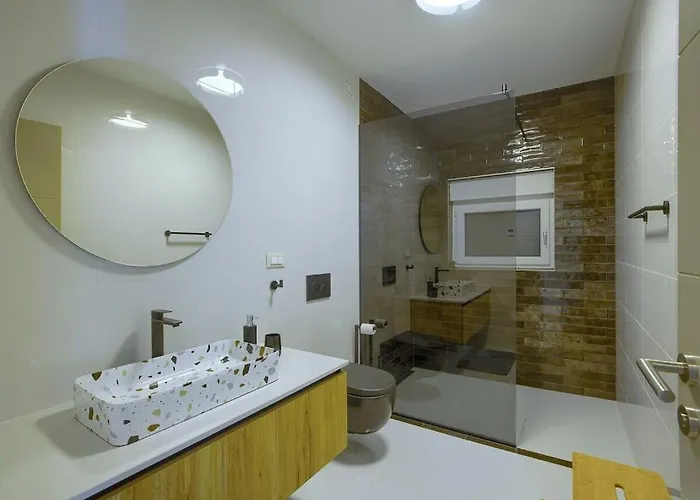 Villa In With Swimming Pool *