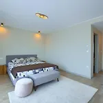 Вилла In With Swimming Pool Пула