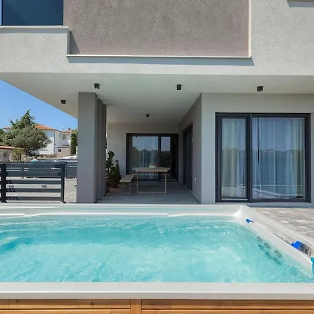 In With Swimming Pool * プーラ