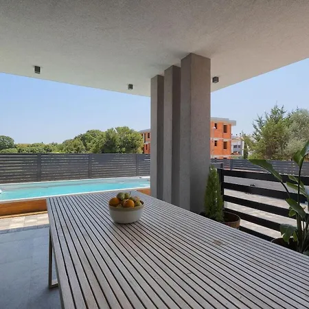Vila In With Swimming Pool
