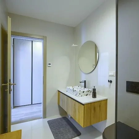 Vila In With Swimming Pool Pula