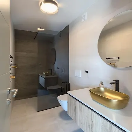 Vila In With Swimming Pool Pula